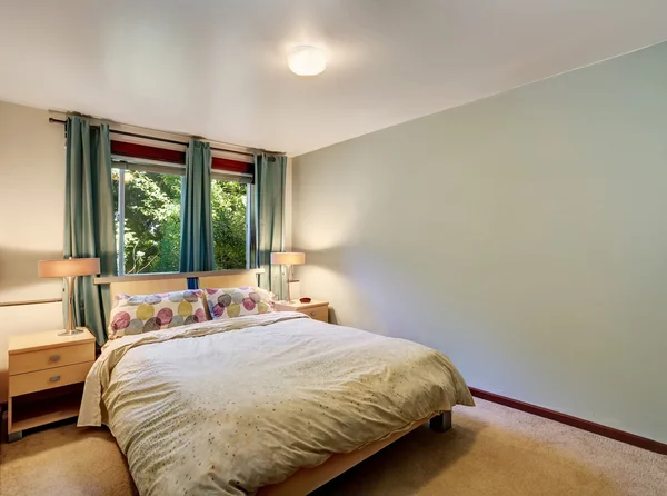 Minimal tasarımlı basit yatak odası iç. — Stok fotoğraf