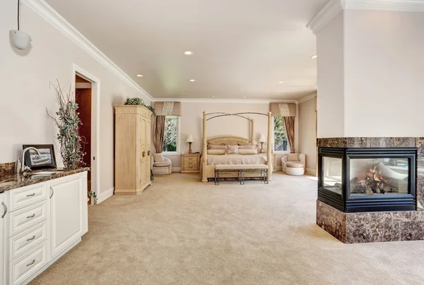 Duży mistrz kremowe odcienie sypialni w luksusowym domu. — Zdjęcie stockowe