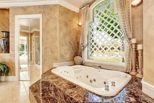 Hermoso interior de baño de mármol de lujo en color beige — Foto de Stock