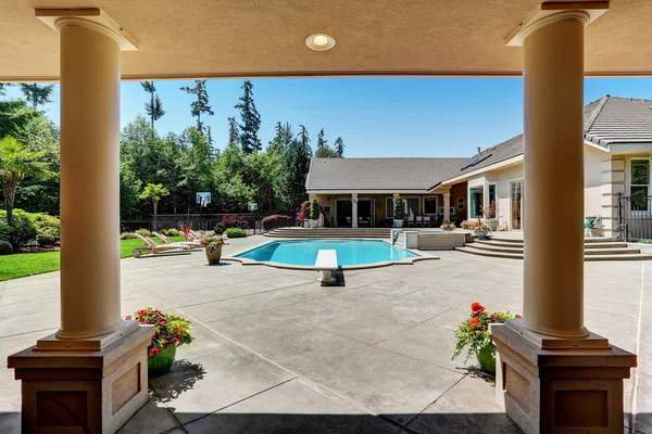 Moderno patio trasero con piscina en mansión americana — Foto de Stock