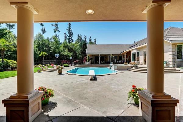 Modern backyard with swimming pool in American mansion — Stock Photo, Image