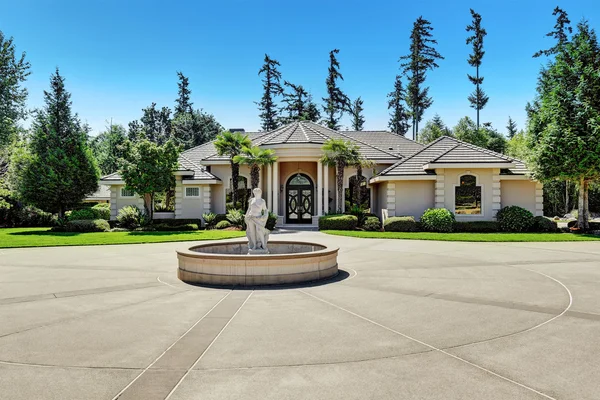 Casa de família suburbana com estátua de fonte no quintal da frente — Fotografia de Stock