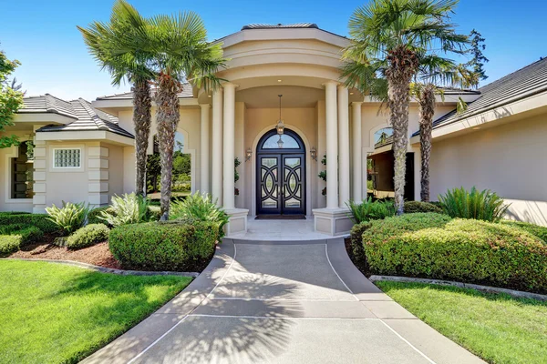 Casa de lujo suburbana con porche de columna y puerta de entrada arqueada — Foto de Stock