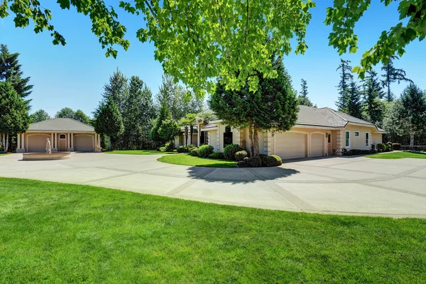 Suburban Casa residencial de lujo con diseño de paisaje perfecto . —  Fotos de Stock