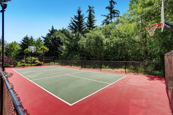 郊区豪宅的私人篮球场 — 图库照片