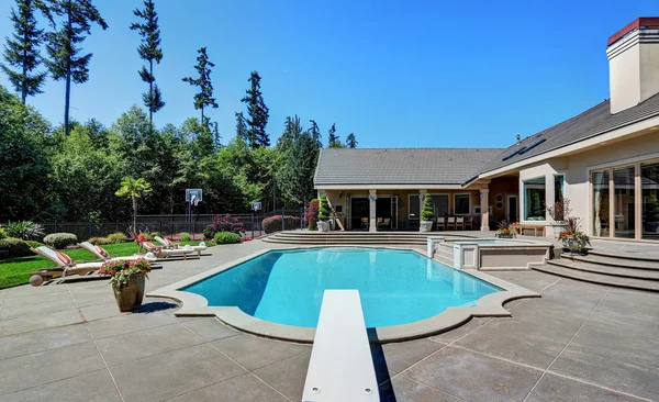 Grote achtertuin met zwembad. Amerikaans suburbane luxe huis — Stockfoto