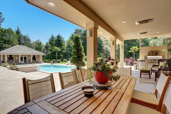 Relajante disposición de asientos al aire libre con vistas a la piscina . —  Fotos de Stock