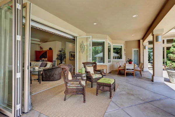 Ontspannende buiten zitplaatsen arrangement van luxe huis. — Stockfoto