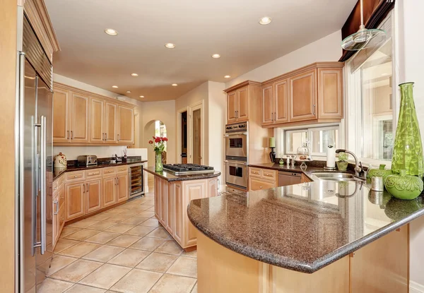 Interior de cocina de planta abierta con combinación de almacenamiento marrón claro — Foto de Stock