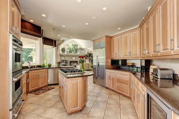Interior de cocina de planta abierta con combinación de almacenamiento marrón claro — Foto de Stock