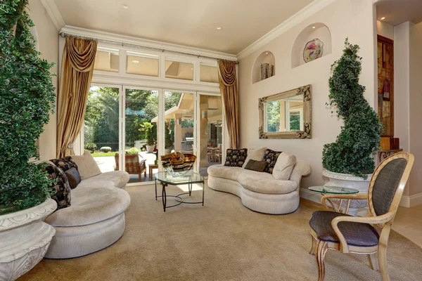 Geweldig luxe entree hal interieur met decoratieve bomen in potten. — Stockfoto