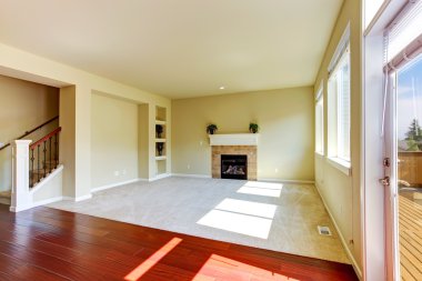 Boş ev iç. Şömineli oturma odası 