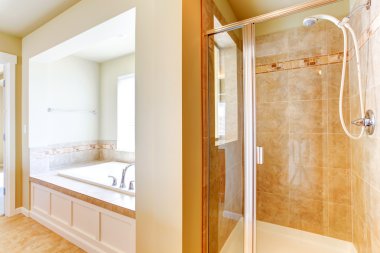 yumuşak Fildişi cam kapı duşlu banyo