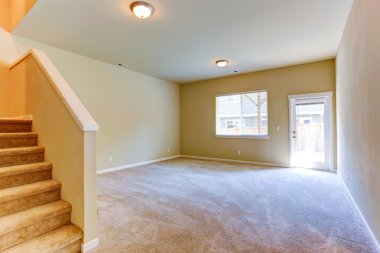 grev güverte ile oturma odası. boş ev iç