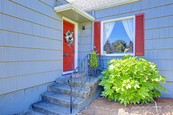 Acogedora pequeña casa exterior con detalles rojos —  Fotos de Stock