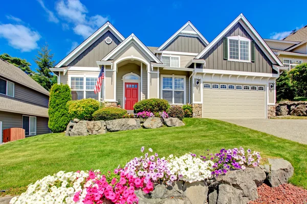 Casa americana con hermoso paisaje y flores vívidas — Foto de Stock