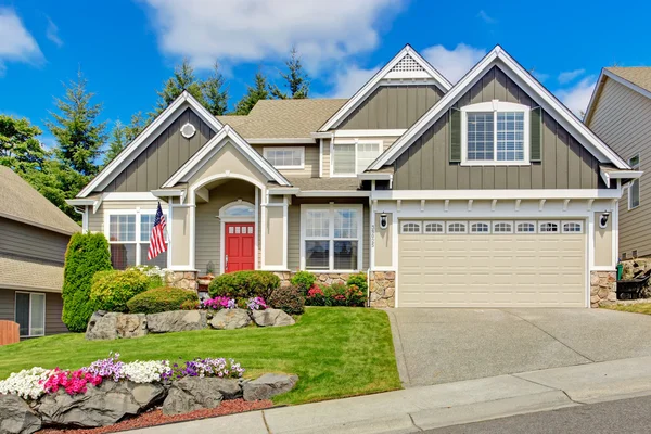 Amerikanisches Haus mit schöner Landschaft und lebendigen Blumen — Stockfoto