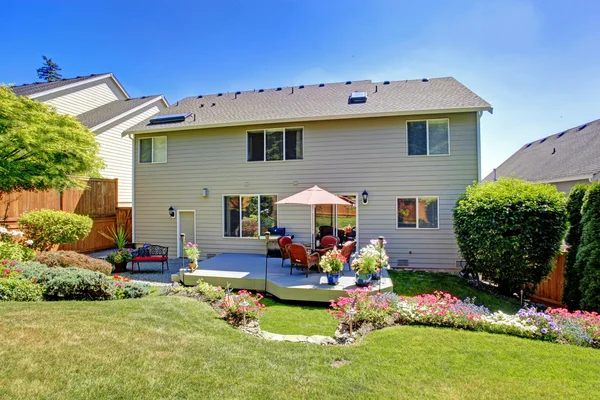 Backyard with lanscape and walkout deck with patio area — Stock Photo, Image