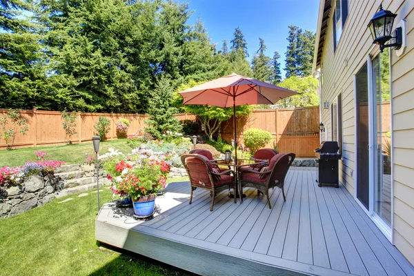 Backyard patio area with landscape — Stock Photo, Image