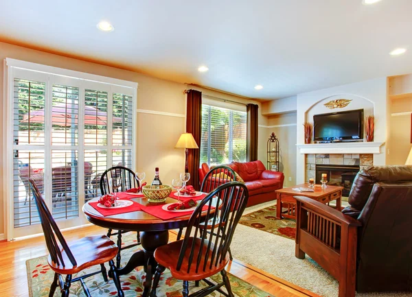 Sala de estar con mesa de comedor servida en casa de lujo — Foto de Stock