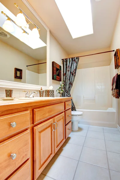 Yeni Amerikan ev banyo iç — Stok fotoğraf