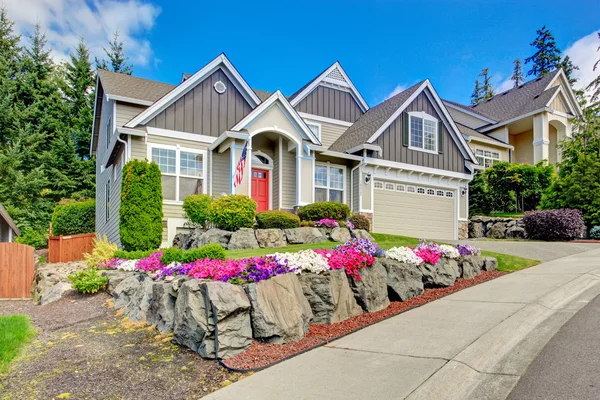 American house with beautiful landscape and vivid flowers — Stock Photo, Image