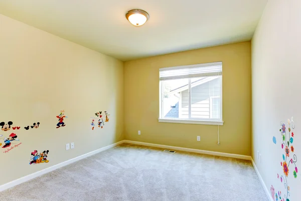 Пустая детская комната с покрашенными стенами — стоковое фото