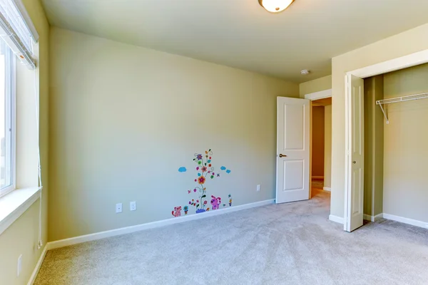 Пустой детская комната с окрашенной стеной — стоковое фото