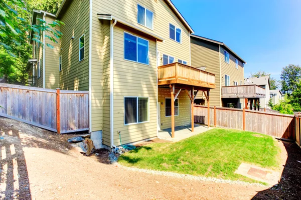 Achitectura americana. Casa con sótano y terraza sin salida — Foto de Stock