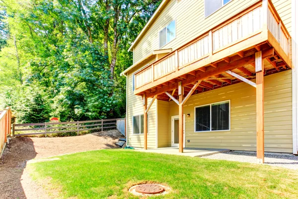 Amerikanische Architektur. Haus mit begehbarem Keller und Deck — Stockfoto