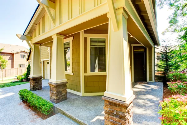 Walkout basement porch with columns — Stock Photo, Image