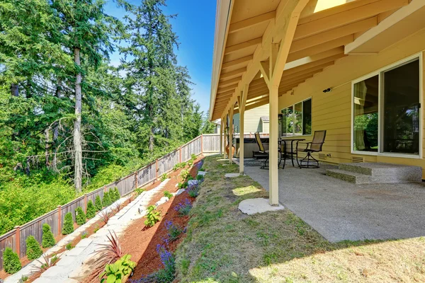 Huis achtertuin met jacuzzi en een patio gebied — Stockfoto