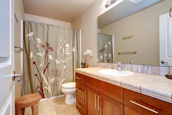 Интерьер ванной комнаты с большим зеркалом — стоковое фото