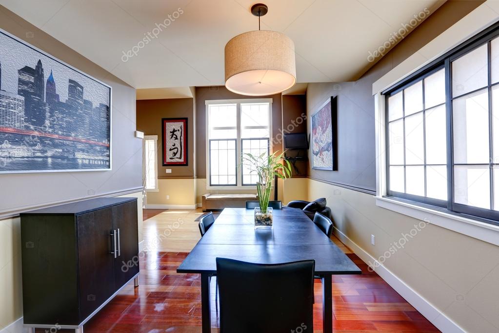 sala da pranzo classica con parete avorio e marrone trim — Foto ... sala da pranzo classica con parete avorio e marrone trim — Foto ...