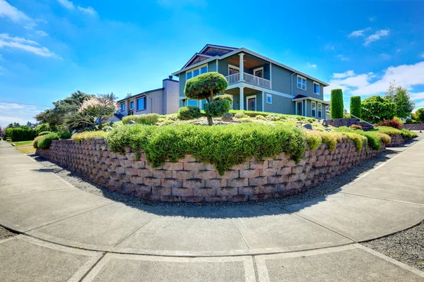 American house with landscaped front yard. Panoramic view — Stock Photo, Image