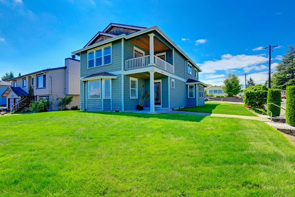 American house with walkout deck. Backyard view — Stock Photo, Image