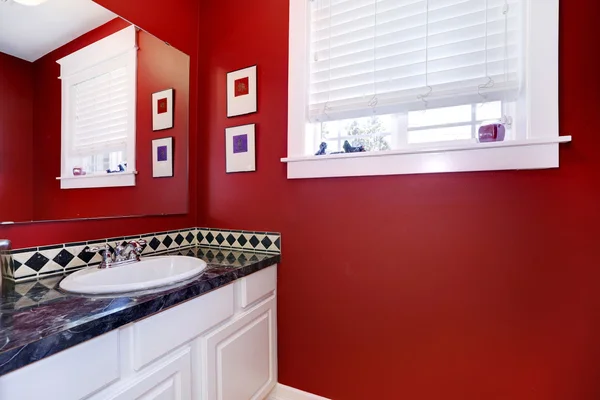 Parlak kırmızı duvar banyo — Stok fotoğraf