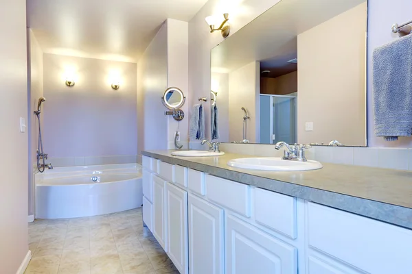 Refrescante cuarto de baño de lavanda con gabinete blanco — Foto de Stock