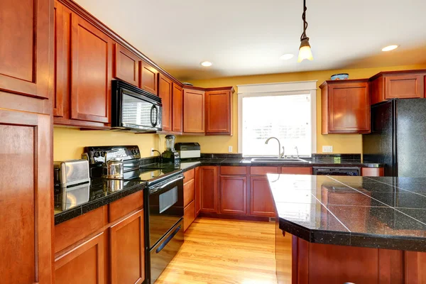 Sala de cozinha com tampos de granito preto — Fotografia de Stock