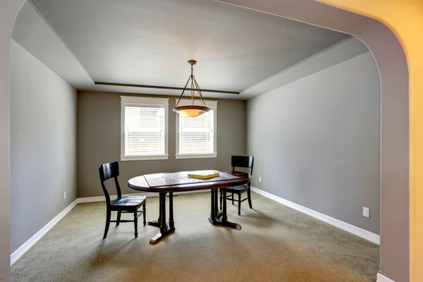 テーブルと椅子の付いた灰色の部屋 — ストック写真