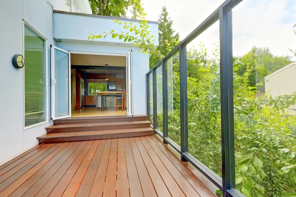 Terrasse grillagée avec plancher en bois — Photo