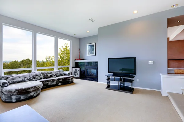 Interior de la casa. Salón con chimenea y gran ventanal —  Fotos de Stock