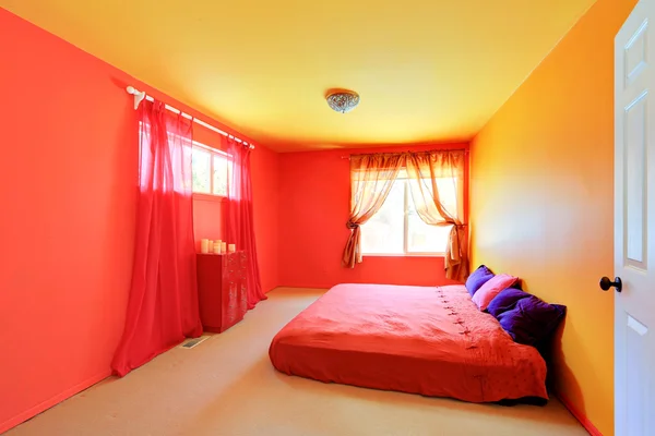 Heldere levendige kleuren slaapkamer interieur — Stockfoto
