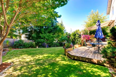 grev güverte veranda masa ve şemsiye