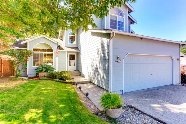 American house exterior with landscape — Stock Photo, Image