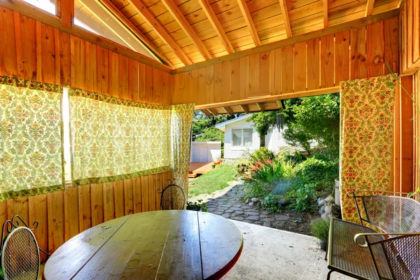 Интерьер деревянного летнего домика — стоковое фото