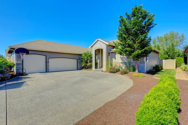 Modernes Haus mit Garage und Bordsteinkante — Stockfoto