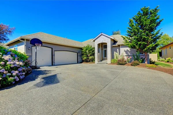 Modern house with garage and curb appeal — Stock Photo, Image