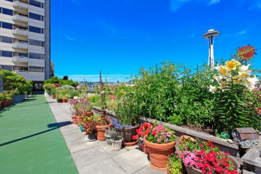 geçit çiçekli. şehir merkezinde bulunan mesken yapı