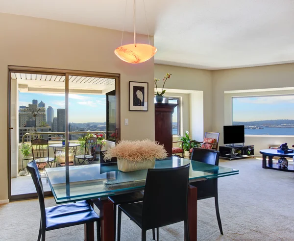 Moderno appartamento interno. Vista del tavolo da pranzo superiore in vetro con c — Foto Stock